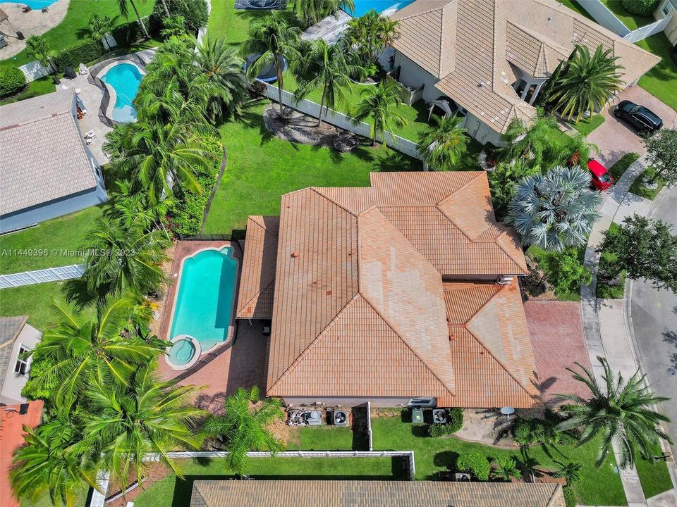 Vendido Recientemente: $1,050,000 (5 camas, 3 baños, 3375 Pies cuadrados)