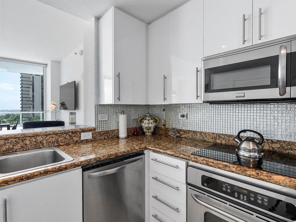 For Sale: $848,000 (1 beds, 2 baths, 819 Square Feet)