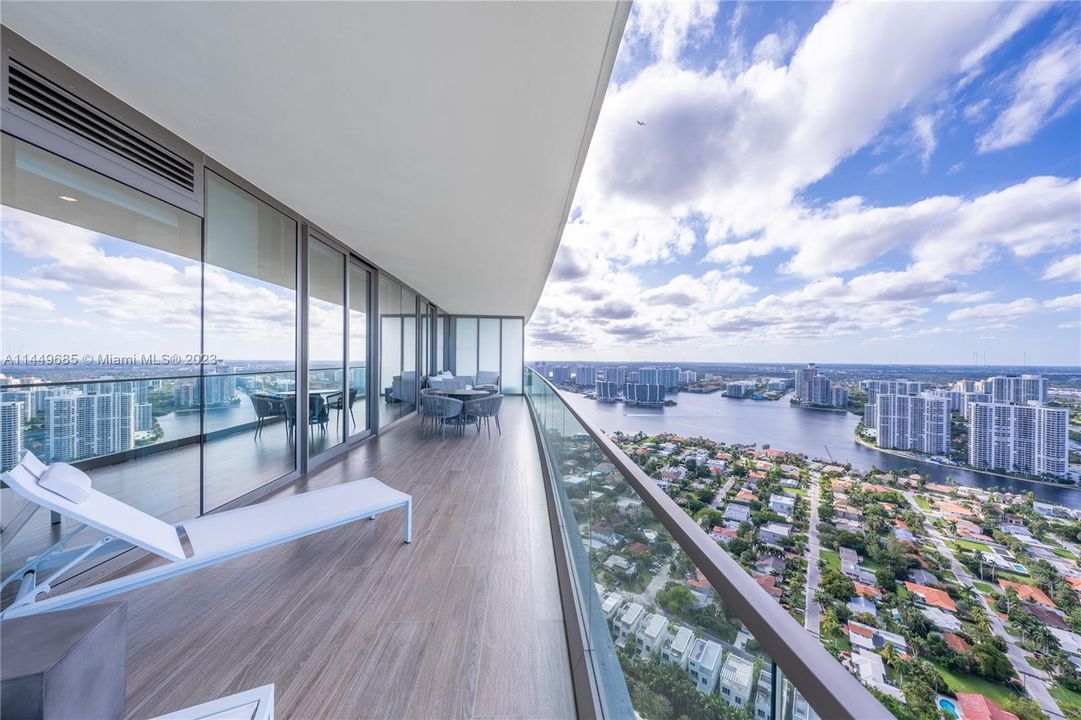 Vendido Recientemente: $4,735,000 (3 camas, 5 baños, 2468 Pies cuadrados)