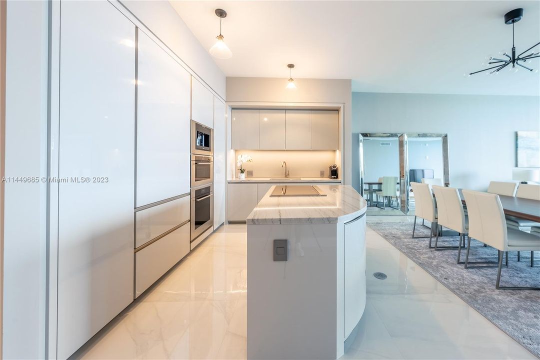 Vendido Recientemente: $4,735,000 (3 camas, 5 baños, 2468 Pies cuadrados)