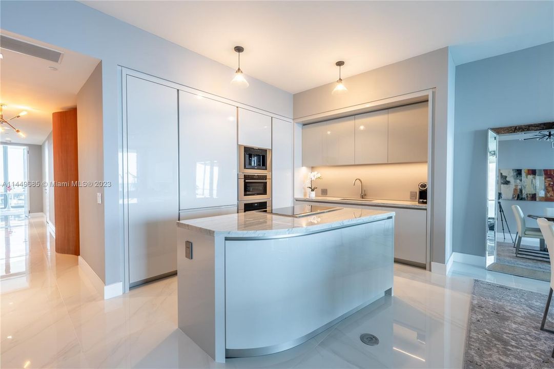 Vendido Recientemente: $4,735,000 (3 camas, 5 baños, 2468 Pies cuadrados)