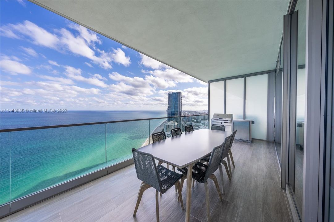 Vendido Recientemente: $4,735,000 (3 camas, 5 baños, 2468 Pies cuadrados)