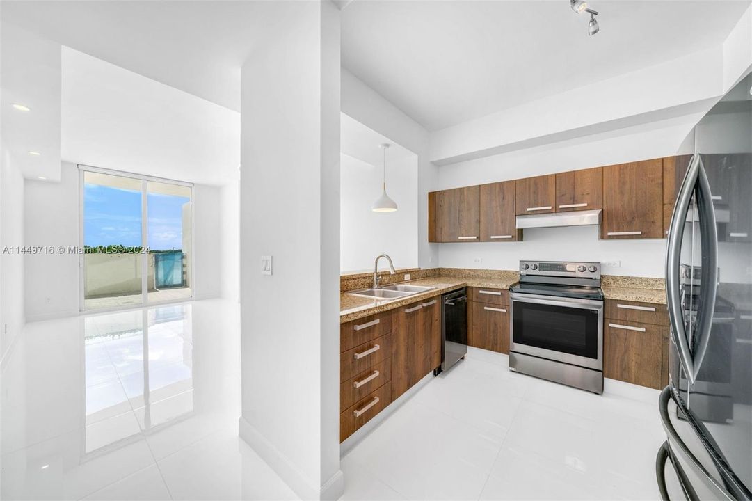 For Sale: $599,000 (2 beds, 2 baths, 1041 Square Feet)