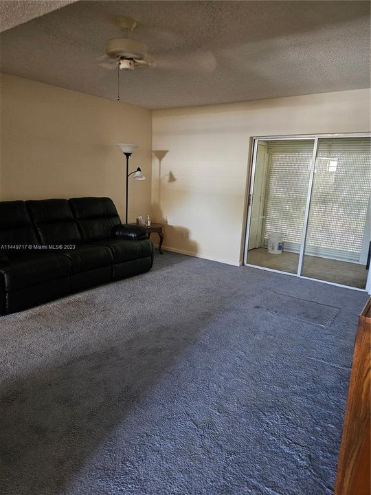 For Sale: $175,000 (1 beds, 1 baths, 816 Square Feet)
