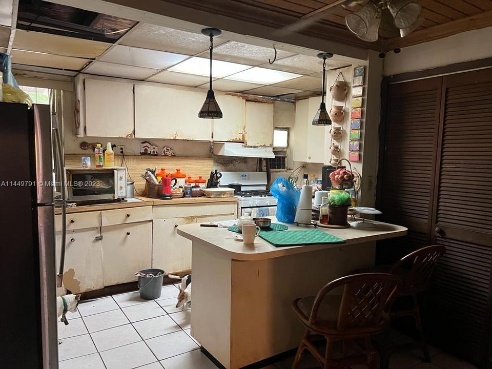 Recently Sold: $385,000 (2 beds, 2 baths, 1462 Square Feet)