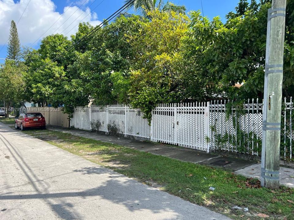 Recently Sold: $385,000 (2 beds, 2 baths, 1462 Square Feet)