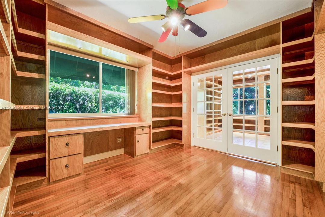 Recently Sold: $1,375,000 (3 beds, 2 baths, 1972 Square Feet)