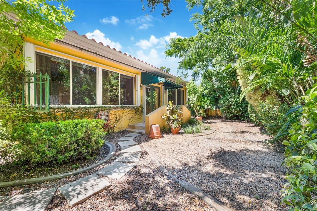 Recently Sold: $1,375,000 (3 beds, 2 baths, 1972 Square Feet)