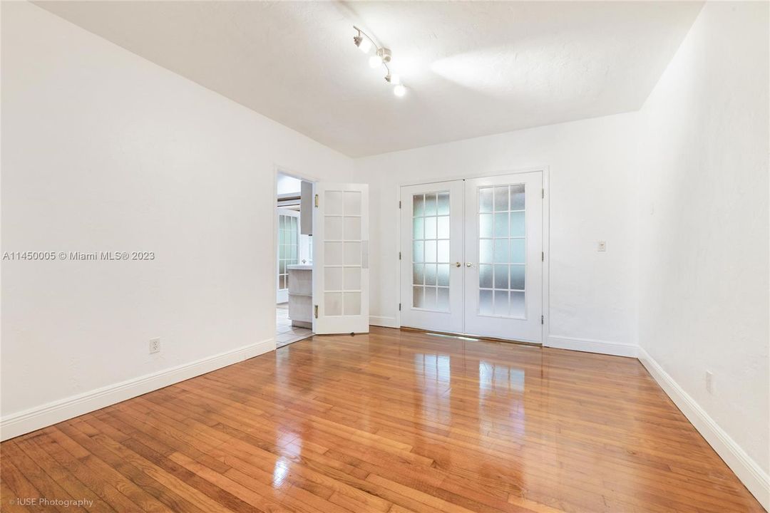 Recently Sold: $1,375,000 (3 beds, 2 baths, 1972 Square Feet)