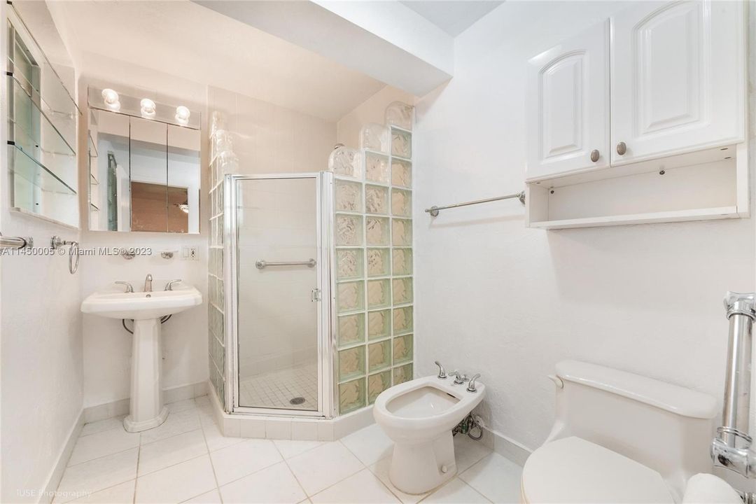 Recently Sold: $1,375,000 (3 beds, 2 baths, 1972 Square Feet)