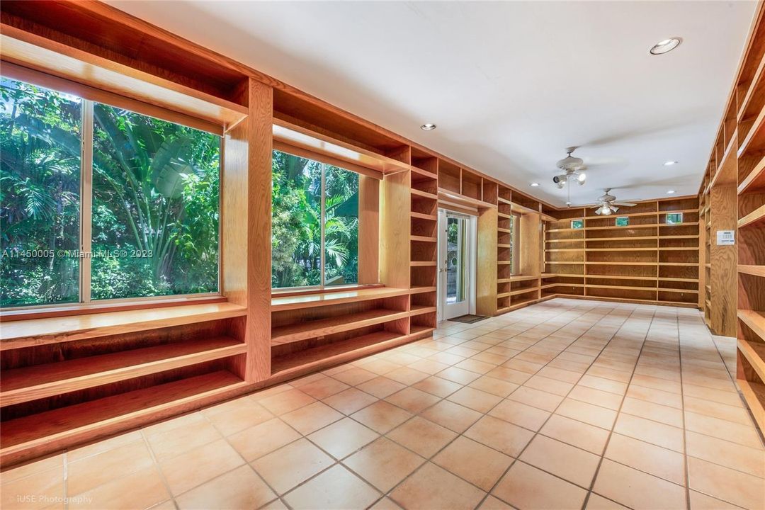 Recently Sold: $1,375,000 (3 beds, 2 baths, 1972 Square Feet)