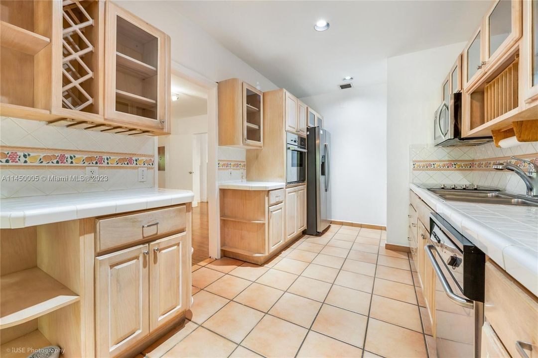 Recently Sold: $1,375,000 (3 beds, 2 baths, 1972 Square Feet)