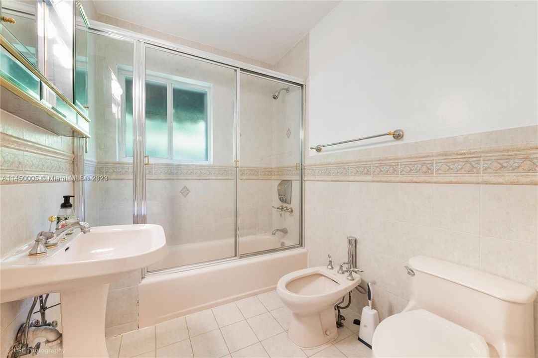 Recently Sold: $1,375,000 (3 beds, 2 baths, 1972 Square Feet)