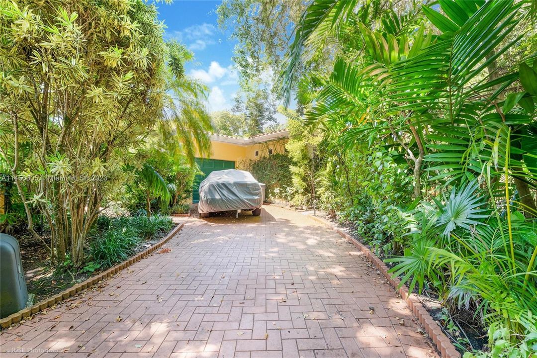 Recently Sold: $1,375,000 (3 beds, 2 baths, 1972 Square Feet)