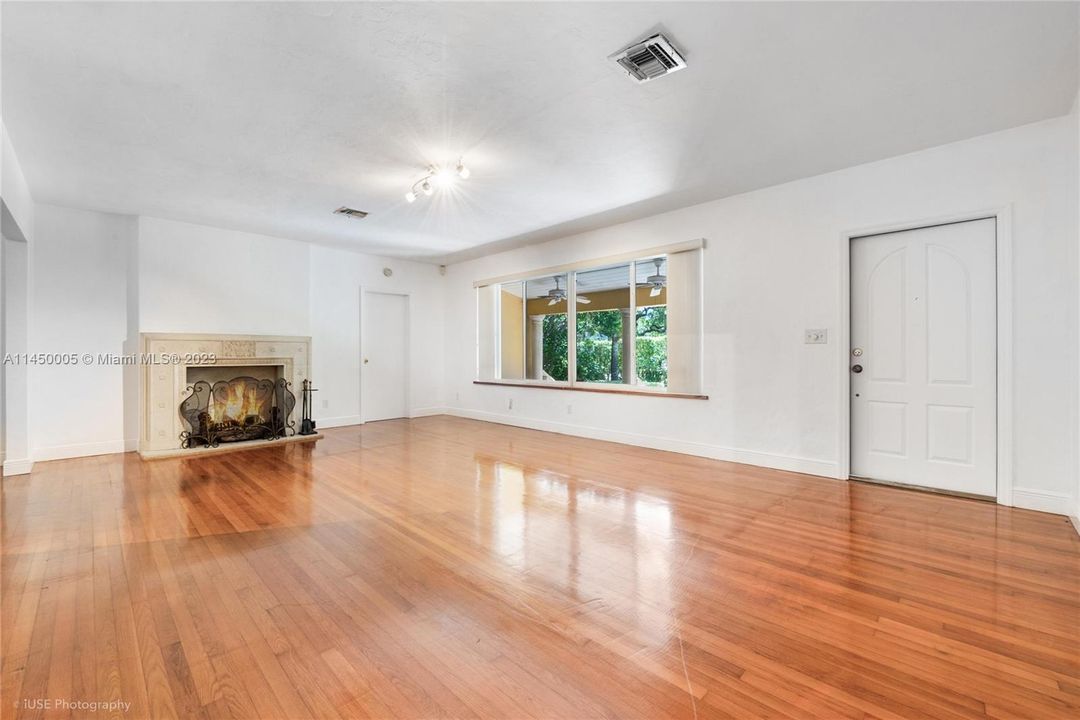 Recently Sold: $1,375,000 (3 beds, 2 baths, 1972 Square Feet)