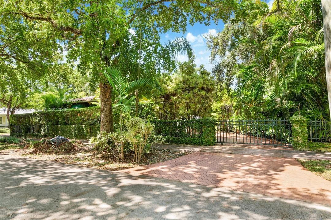 Recently Sold: $1,375,000 (3 beds, 2 baths, 1972 Square Feet)