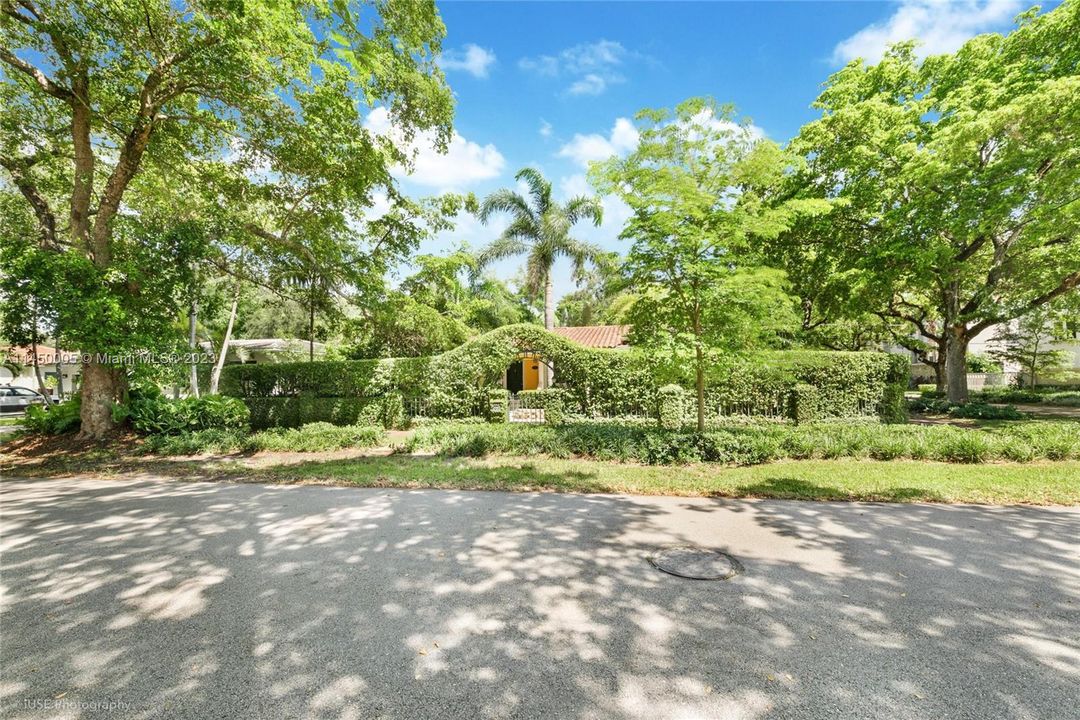 Recently Sold: $1,375,000 (3 beds, 2 baths, 1972 Square Feet)