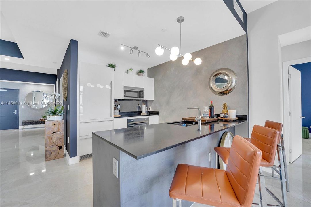 Recently Sold: $1,350,000 (2 beds, 3 baths, 1314 Square Feet)