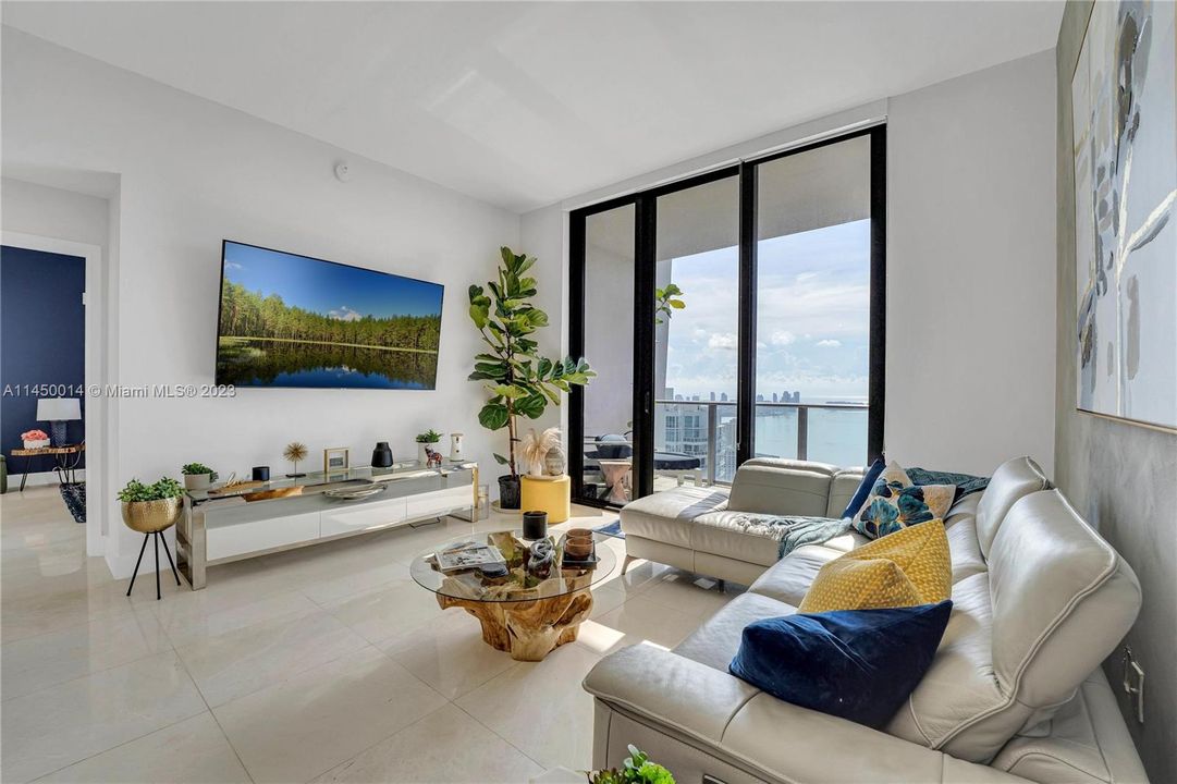 Recently Sold: $1,350,000 (2 beds, 3 baths, 1314 Square Feet)