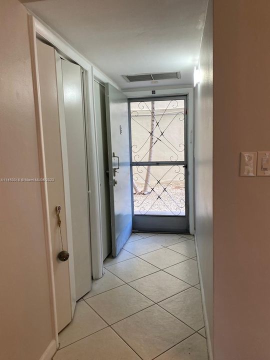 Recently Sold: $245,000 (2 beds, 1 baths, 965 Square Feet)
