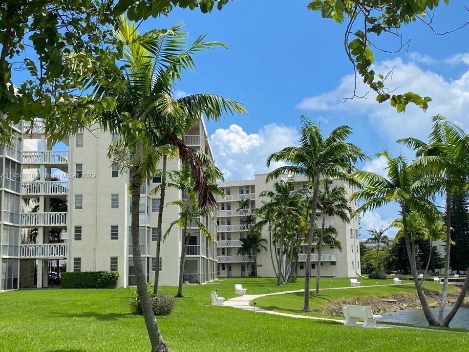 Recently Sold: $245,000 (2 beds, 1 baths, 965 Square Feet)