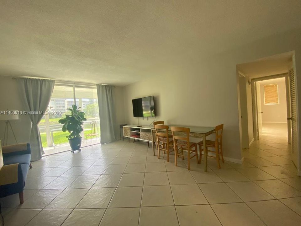 Recently Sold: $245,000 (2 beds, 1 baths, 965 Square Feet)