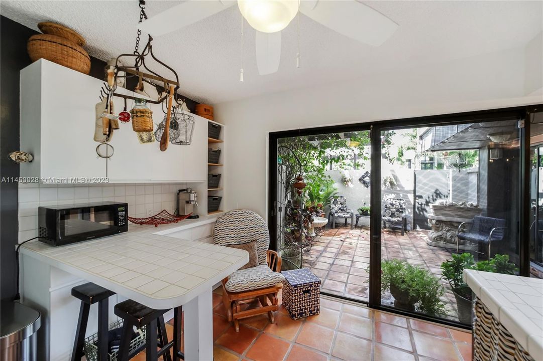 Недавно продано: $475,000 (2 спален, 2 ванн, 1234 Квадратных фут)