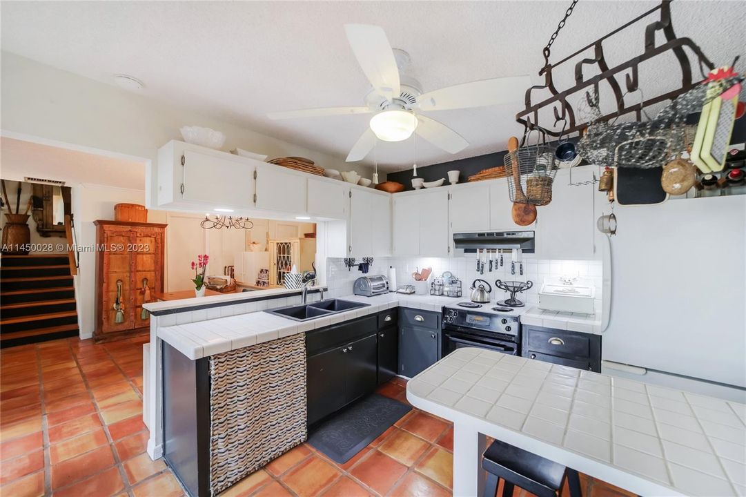 Недавно продано: $475,000 (2 спален, 2 ванн, 1234 Квадратных фут)