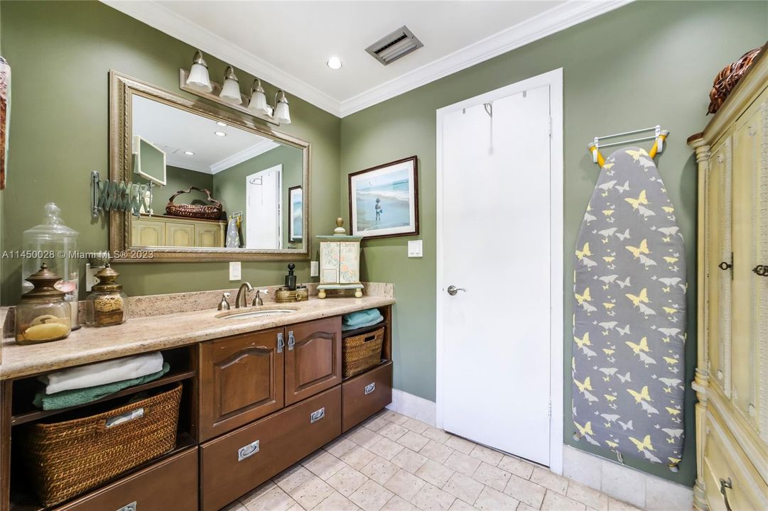 Недавно продано: $475,000 (2 спален, 2 ванн, 1234 Квадратных фут)