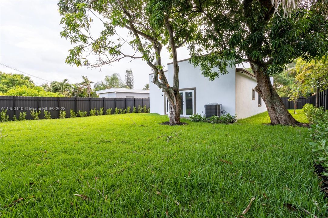 Недавно продано: $620,000 (3 спален, 2 ванн, 1405 Квадратных фут)