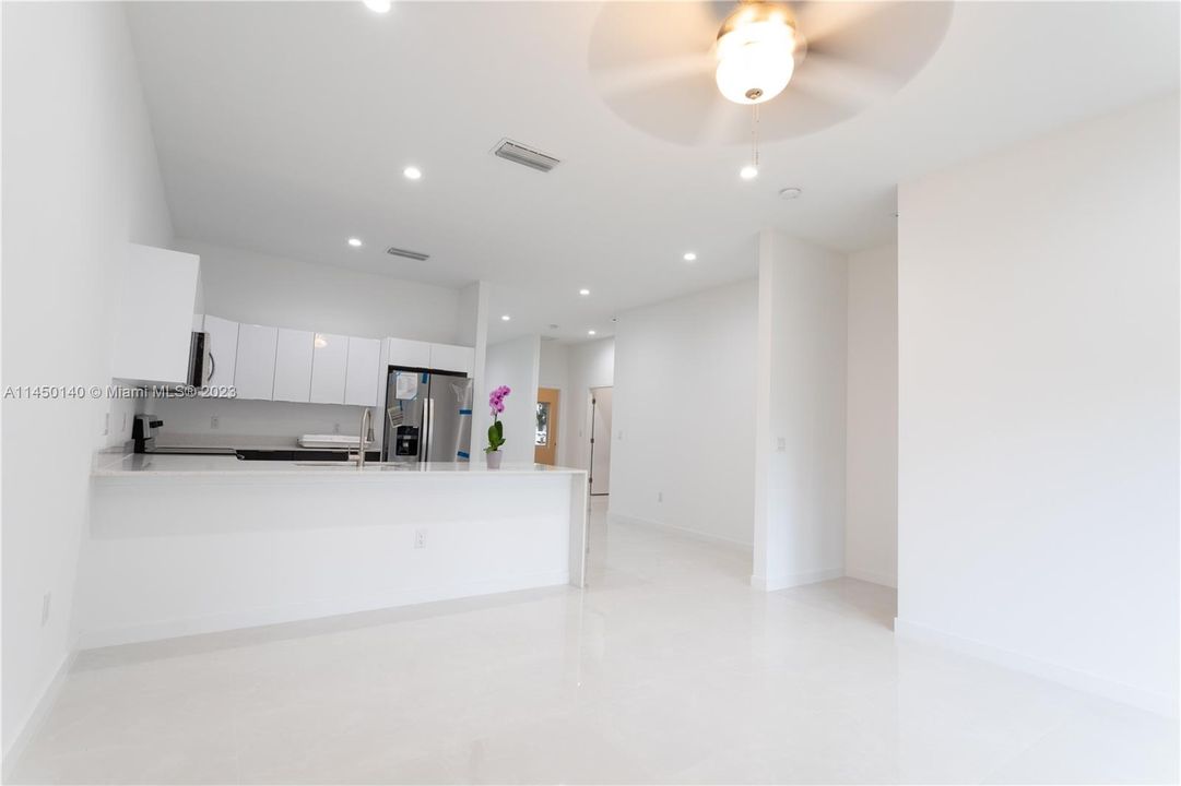 Недавно продано: $620,000 (3 спален, 2 ванн, 1405 Квадратных фут)