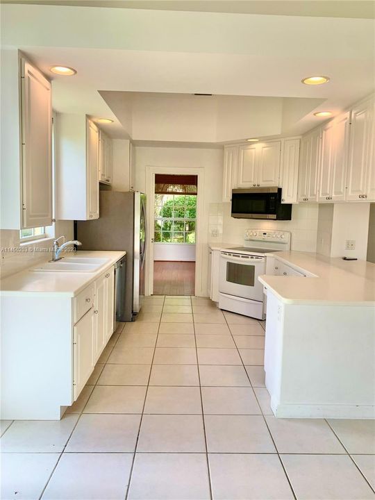 Vendido Recientemente: $675,000 (3 camas, 3 baños, 2001 Pies cuadrados)