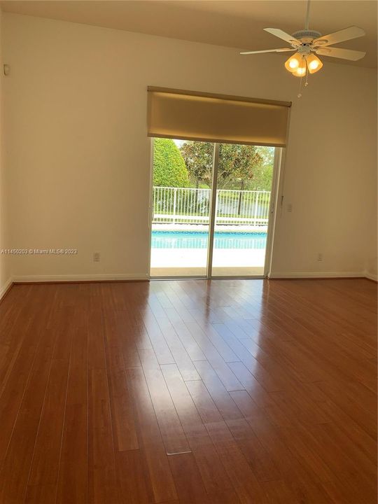 Vendido Recientemente: $675,000 (3 camas, 3 baños, 2001 Pies cuadrados)