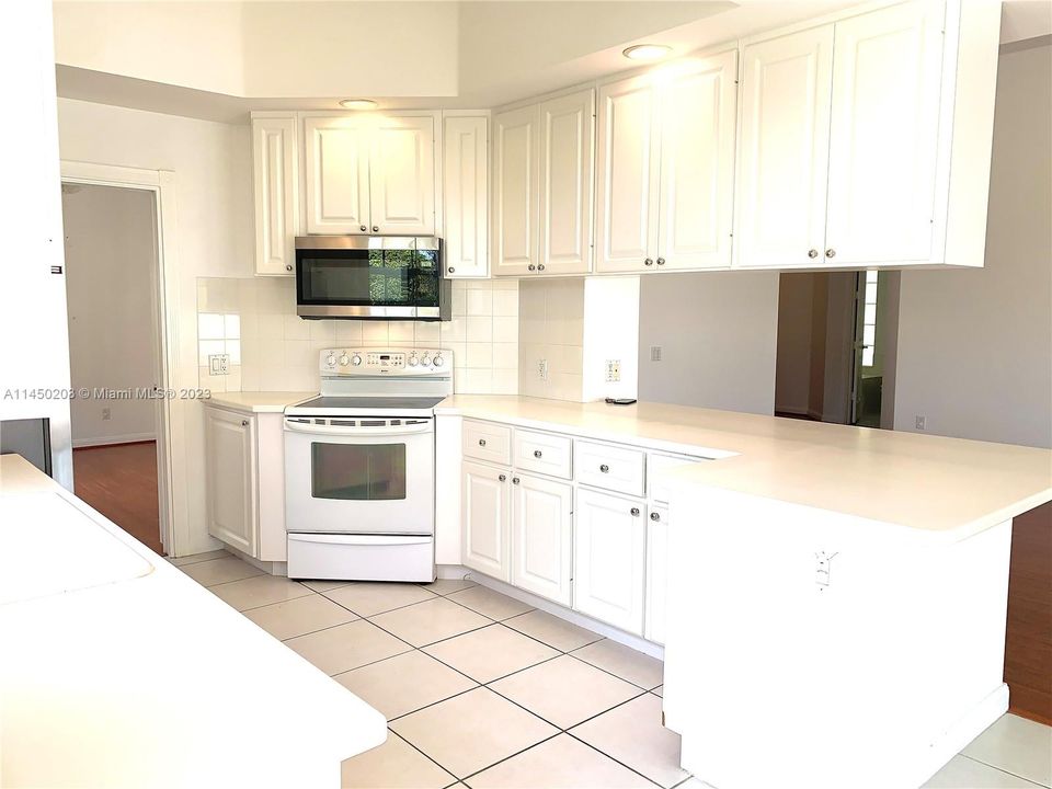 Vendido Recientemente: $675,000 (3 camas, 3 baños, 2001 Pies cuadrados)