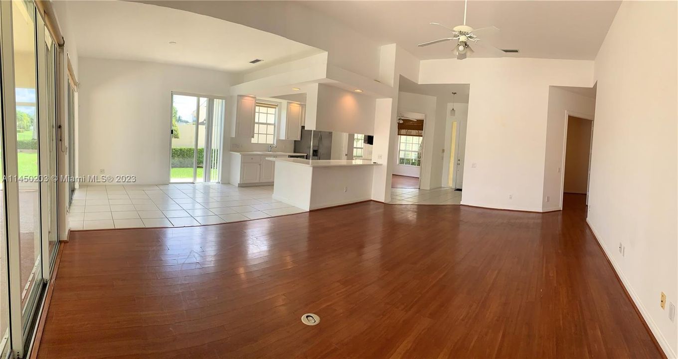 Vendido Recientemente: $675,000 (3 camas, 3 baños, 2001 Pies cuadrados)