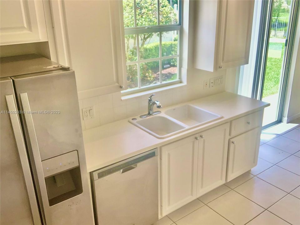 Vendido Recientemente: $675,000 (3 camas, 3 baños, 2001 Pies cuadrados)