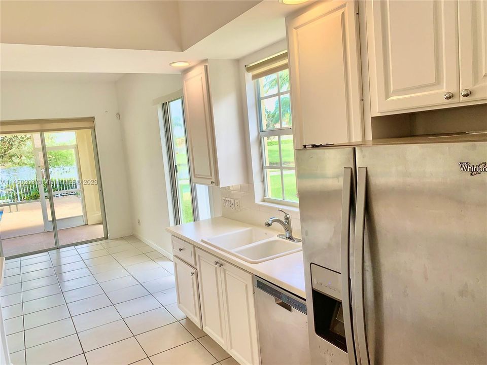 Vendido Recientemente: $675,000 (3 camas, 3 baños, 2001 Pies cuadrados)