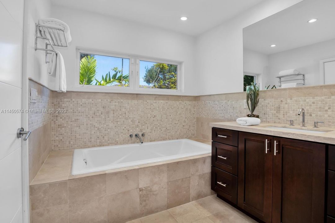 Recently Sold: $2,850,000 (4 beds, 4 baths, 2784 Square Feet)