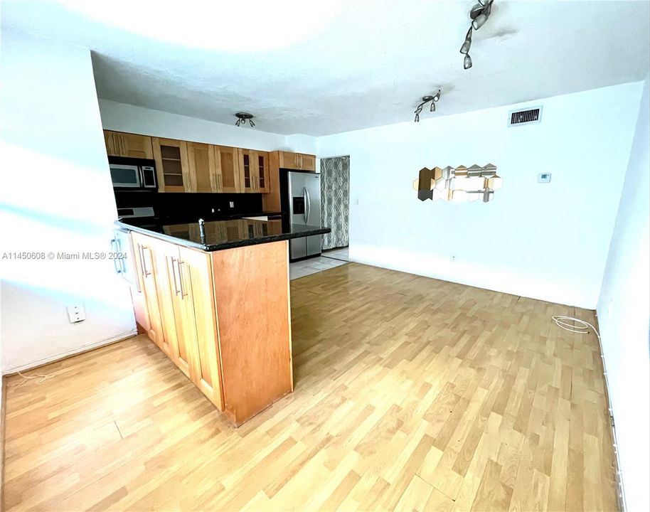 For Sale: $284,900 (1 beds, 1 baths, 530 Square Feet)