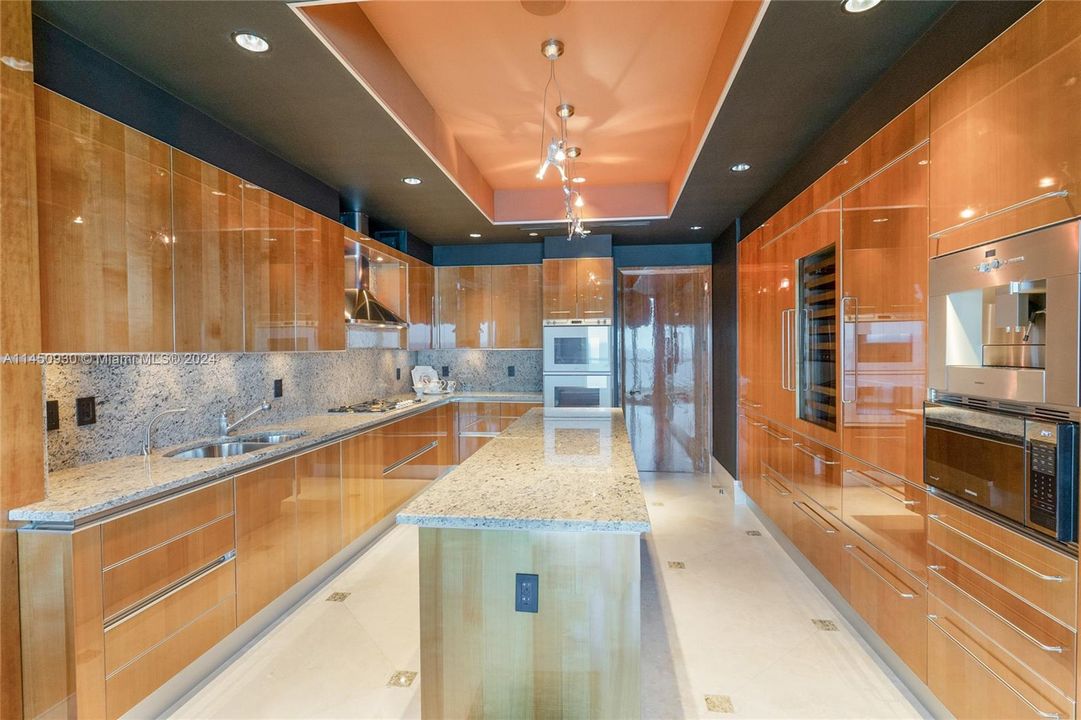 Vendido Recientemente: $4,250,000 (4 camas, 3 baños, 3480 Pies cuadrados)