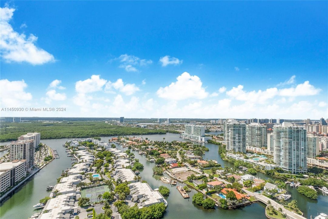 Vendido Recientemente: $4,250,000 (4 camas, 3 baños, 3480 Pies cuadrados)