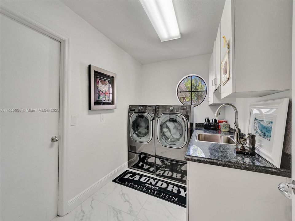 Beautiful tray ceilings, no popcorn either!