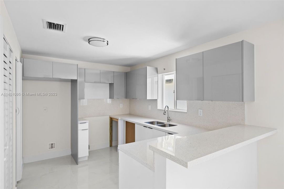 Vendido Recientemente: $699,000 (4 camas, 2 baños, 0 Pies cuadrados)