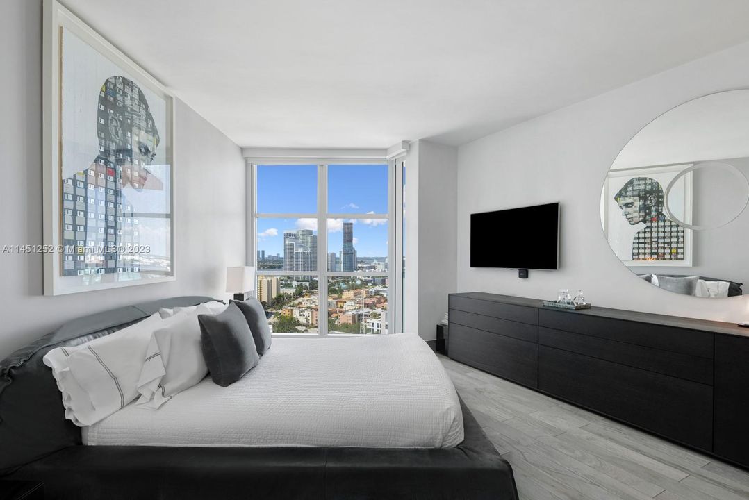 Recently Sold: $3,100,000 (3 beds, 2 baths, 2040 Square Feet)