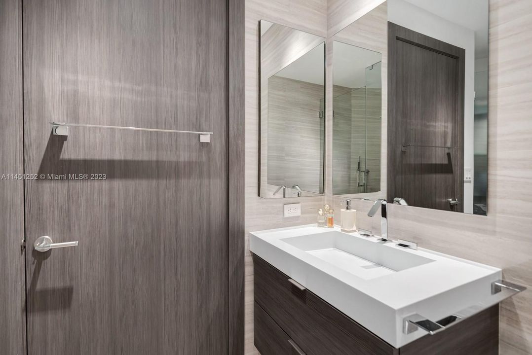 Recently Sold: $3,100,000 (3 beds, 2 baths, 2040 Square Feet)