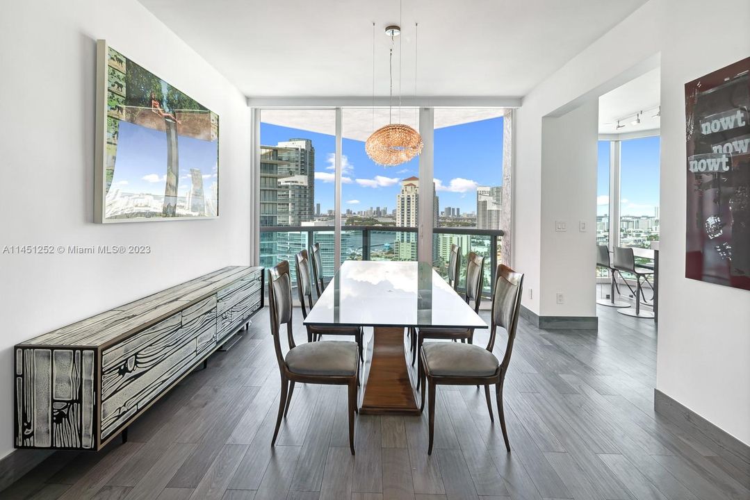 Recently Sold: $3,100,000 (3 beds, 2 baths, 2040 Square Feet)