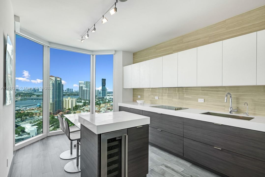 Recently Sold: $3,100,000 (3 beds, 2 baths, 2040 Square Feet)