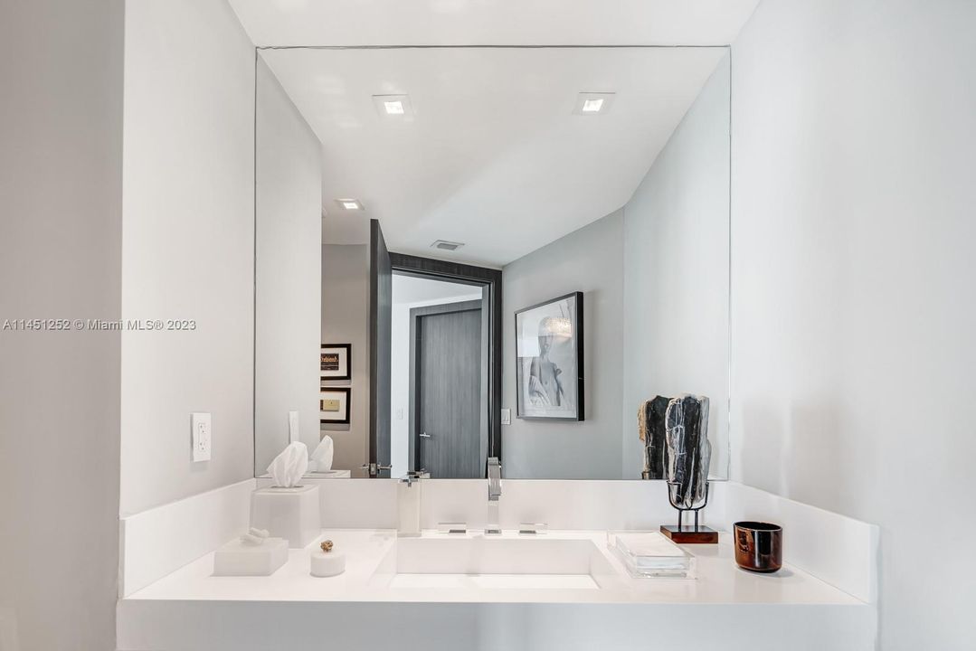 Recently Sold: $3,100,000 (3 beds, 2 baths, 2040 Square Feet)