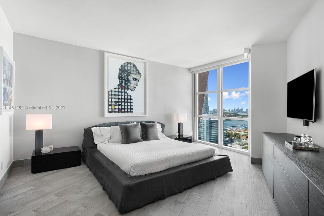 Recently Sold: $3,100,000 (3 beds, 2 baths, 2040 Square Feet)