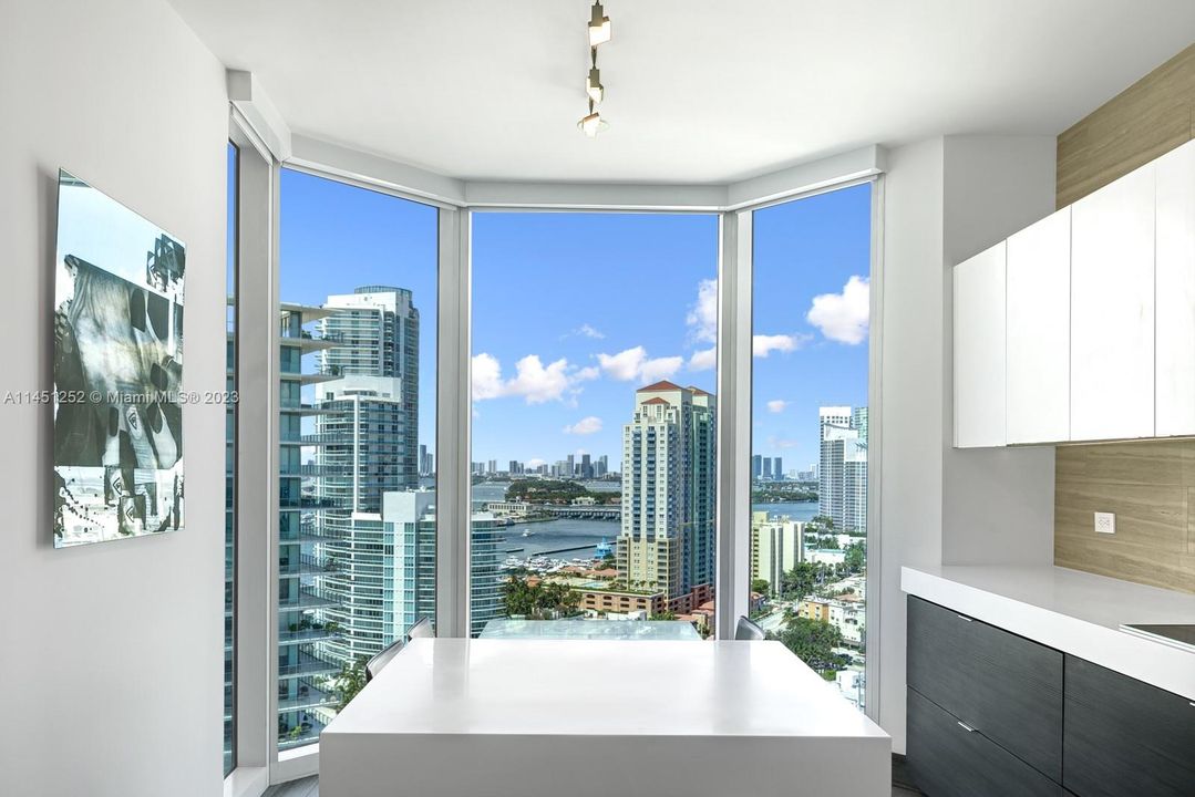 Recently Sold: $3,100,000 (3 beds, 2 baths, 2040 Square Feet)